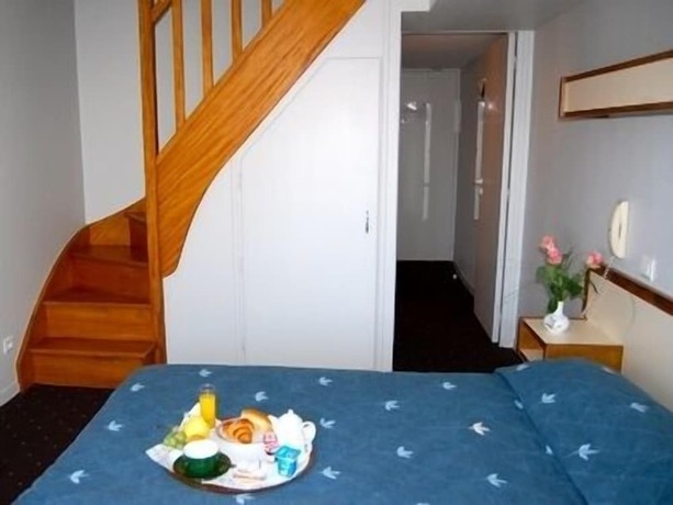 Imagen de la habitación del Hotel Saint-Louis, La Suze-sur-Sarthe. Foto 14