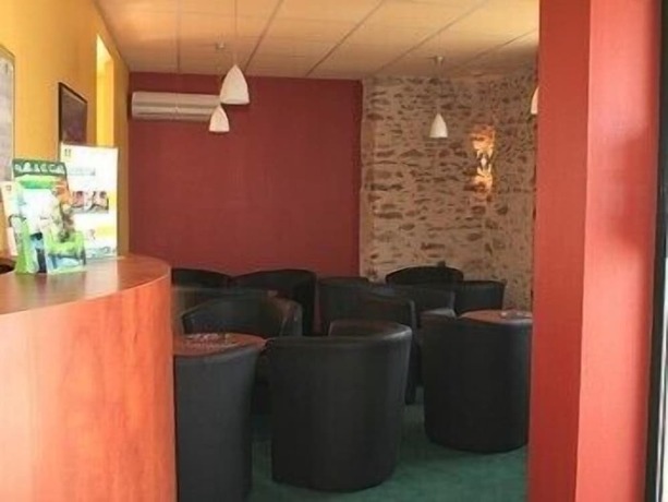 Imagen general del Hotel Saint-Louis, La Suze-sur-Sarthe. Foto 1