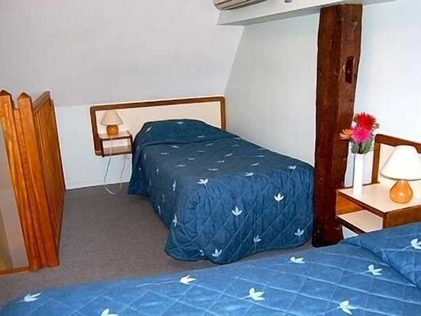 Imagen de la habitación del Hotel Saint-Louis, La Suze-sur-Sarthe. Foto 15