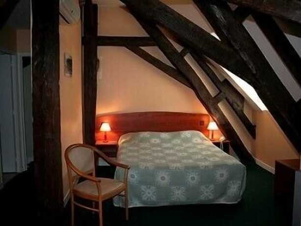 Imagen general del Hotel Saint-Louis, La Suze-sur-Sarthe. Foto 2