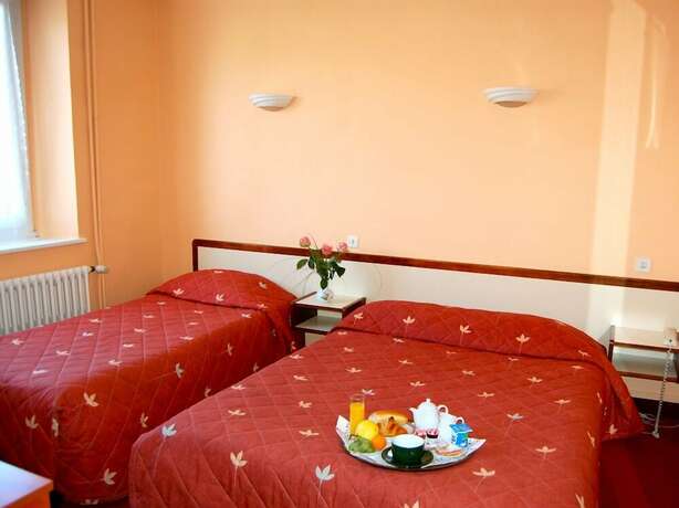 Imagen de la habitación del Hotel Saint-Louis, La Suze-sur-Sarthe. Foto 16