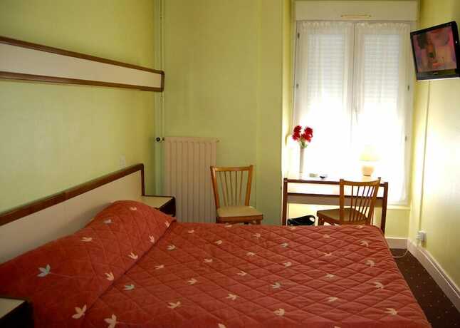 Imagen de la habitación del Hotel Saint-Louis, La Suze-sur-Sarthe. Foto 17