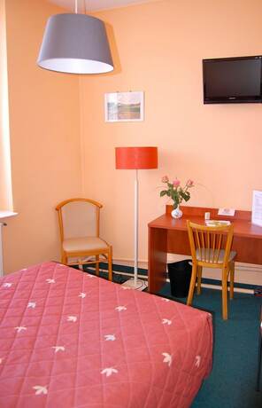Imagen de la habitación del Hotel Saint-Louis, La Suze-sur-Sarthe. Foto 18