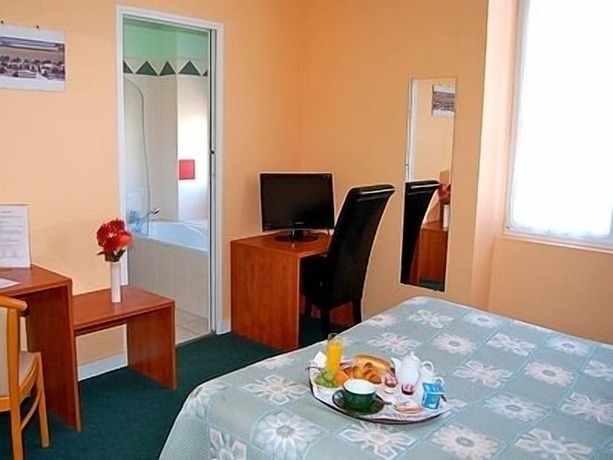 Imagen general del Hotel Saint-Louis, La Suze-sur-Sarthe. Foto 7