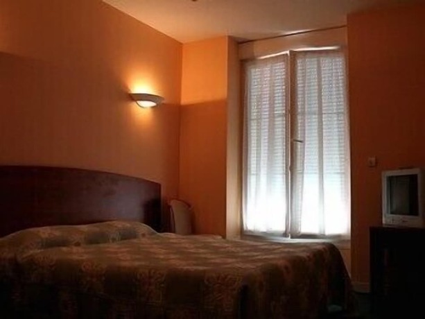 Imagen de la habitación del Hotel Saint-Louis, La Suze-sur-Sarthe. Foto 19