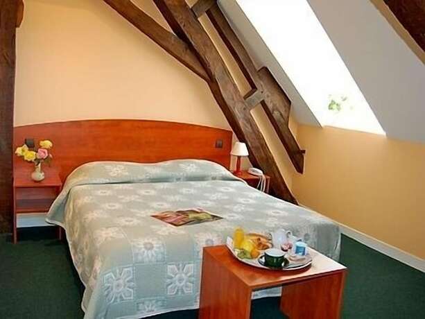 Imagen general del Hotel Saint-Louis, La Suze-sur-Sarthe. Foto 9