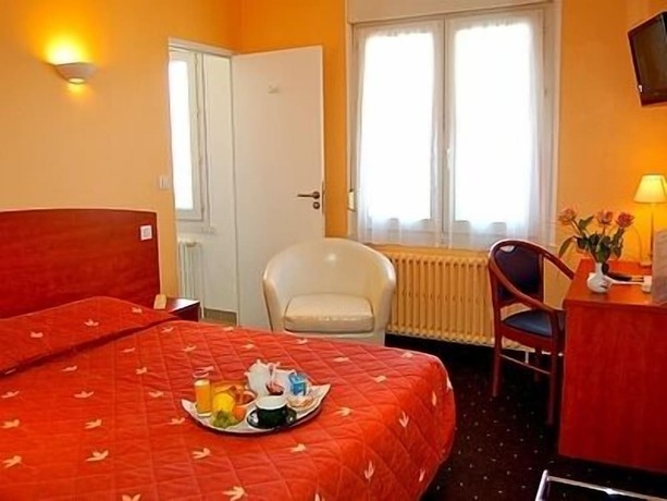 Imagen general del Hotel Saint-Louis, La Suze-sur-Sarthe. Foto 10