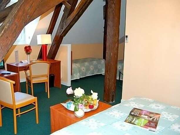 Imagen de la habitación del Hotel Saint-Louis, La Suze-sur-Sarthe. Foto 20