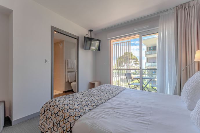 Imagen de la habitación del Hotel Saint-Raphael Le Dramont. Foto 11