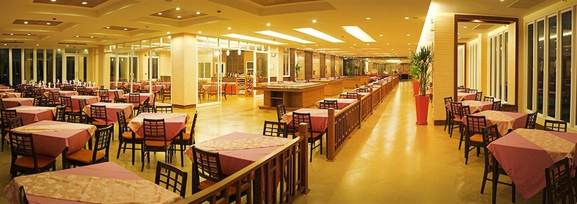 Imagen del bar/restaurante del Hotel Saisawan Beach Resort. Foto 2