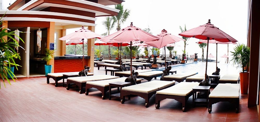 Imagen de la piscina del Hotel Saisawan Beach Resort. Foto 6
