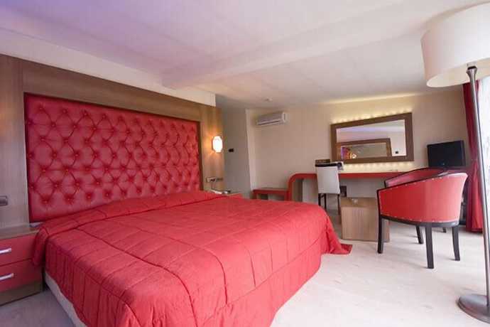 Imagen de la habitación del Hotel Sakarya Grand Hotel. Foto 10