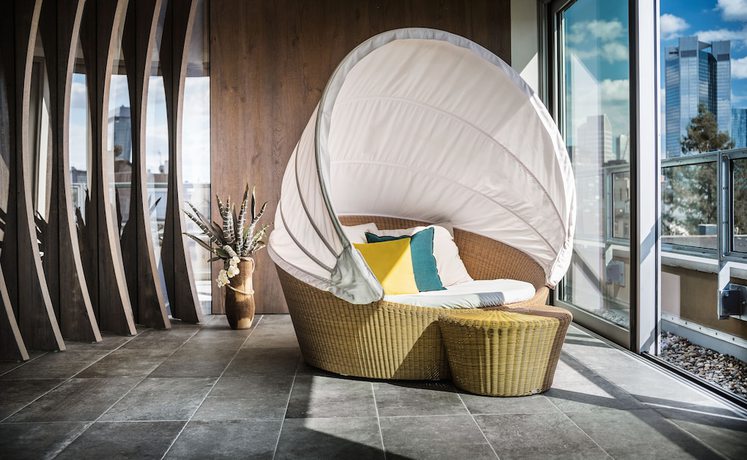 Imagen de la piscina del Hotel Saks Urban Design Frankfurt. Foto 6