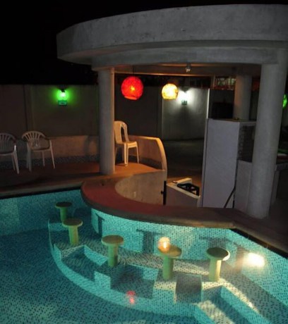 Imagen de la piscina del Hotel Salduba. Foto 12