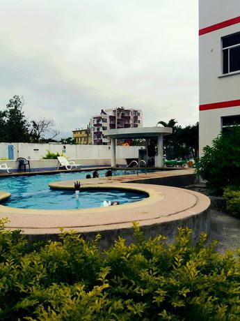 Imagen de la piscina del Hotel Salduba. Foto 14