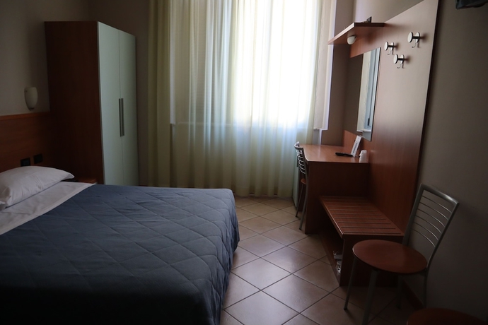 Imagen de la habitación del Hotel Salerno. Foto 8