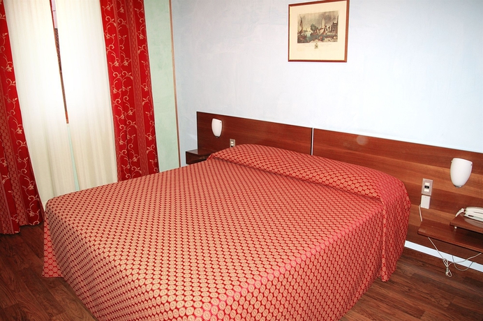 Imagen de la habitación del Hotel Salieri. Foto 8