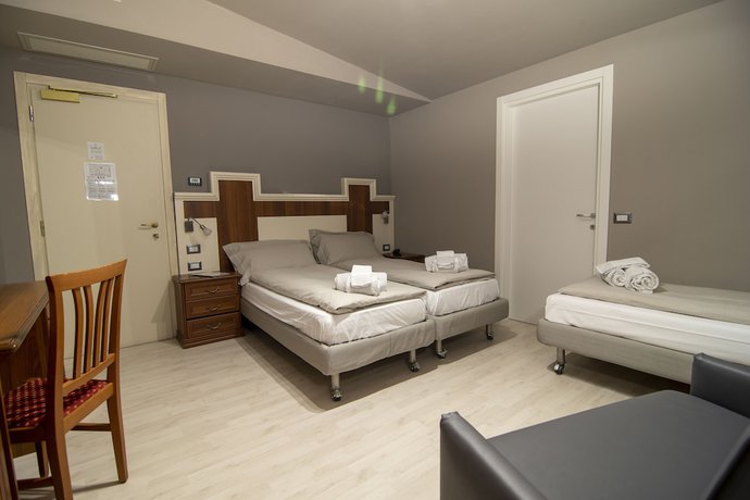 Imagen de la habitación del Hotel Saligari. Foto 19