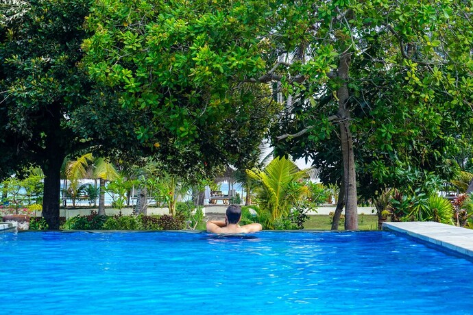 Imagen de la piscina del Hotel Salili Bungalows. Foto 30