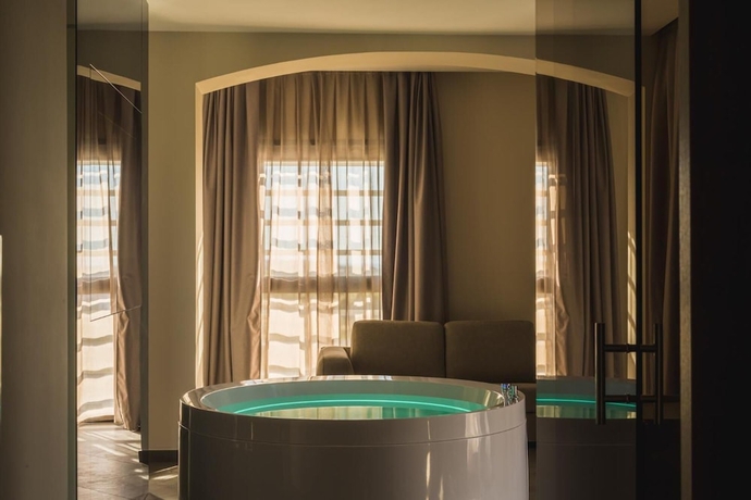 Imagen de la piscina del Hotel Salina. Foto 18