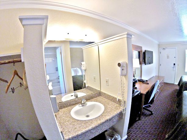 Imagen de los exteriores del Hotel Salinas Inn. Foto 7