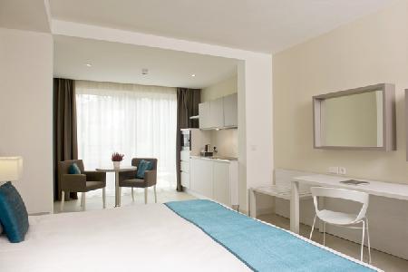 Imagen de la piscina del Hotel Salini Resort. Foto 6