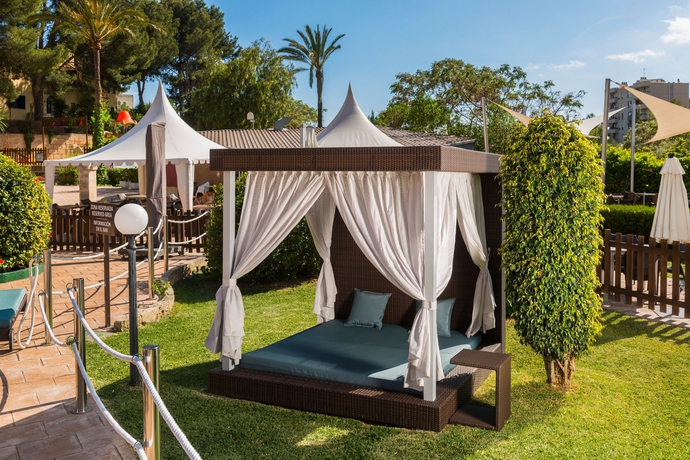 Imagen de la piscina del Hotel Salles Marina Portals. Foto 10