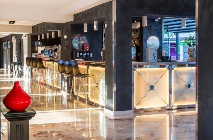 Imagen del bar/restaurante del Hotel Salles Marina Portals. Foto 2