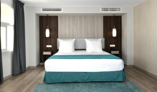 Imagen de la habitación del Hotel Salobreña Suites. Foto 5