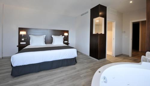 Imagen de la habitación del Hotel Salobreña Suites. Foto 6