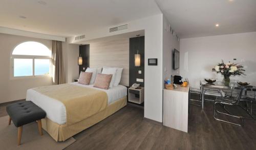 Imagen de la habitación del Hotel Salobreña Suites. Foto 7