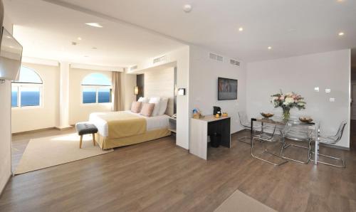 Imagen de la habitación del Hotel Salobreña Suites. Foto 8