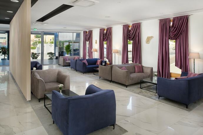 Imagen general del Hotel Salona Palace. Foto 3