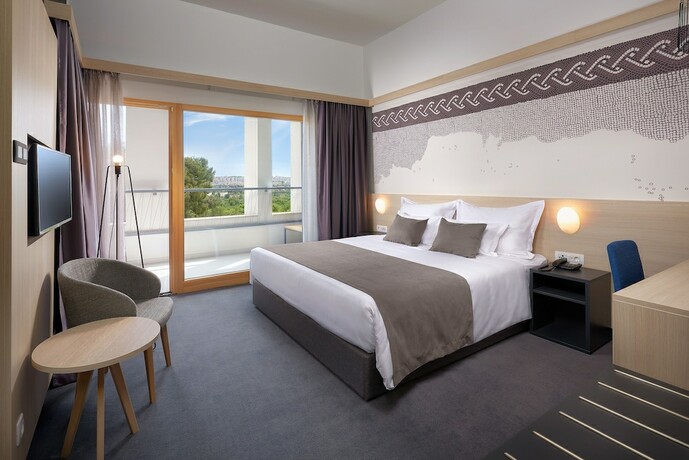 Imagen de la habitación del Hotel Salona Palace. Foto 17