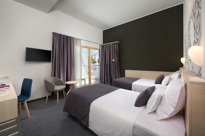 Imagen de la habitación del Hotel Salona Palace. Foto 23