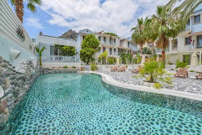 Imagen de la piscina del Hotel Salonika Suites. Foto 12