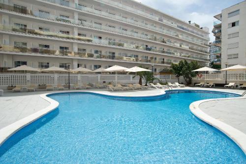 Imagen de la piscina del Hotel Salou Beach Rentalmar. Foto 9