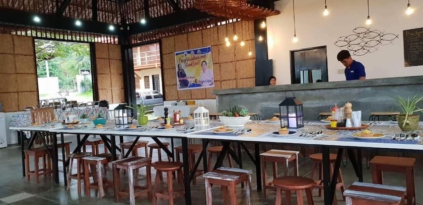 Imagen del bar/restaurante del Hotel Saltitude Dive and Beach Resort. Foto 2