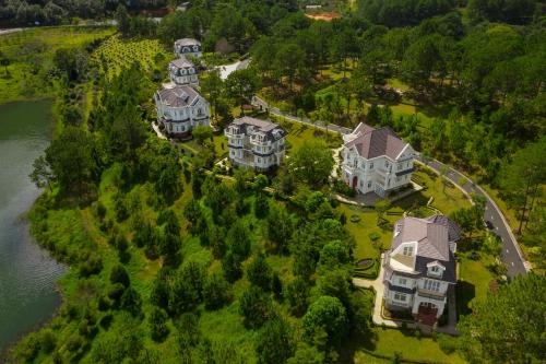 Imagen general del Hotel Sam Tuyen Lam Resort, Da Lat. Foto 2