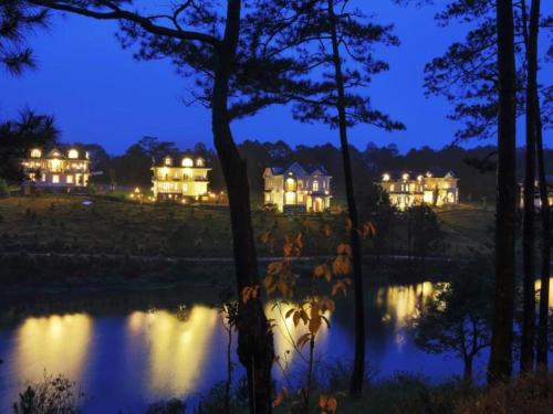 Imagen general del Hotel Sam Tuyen Lam Resort, Da Lat. Foto 18
