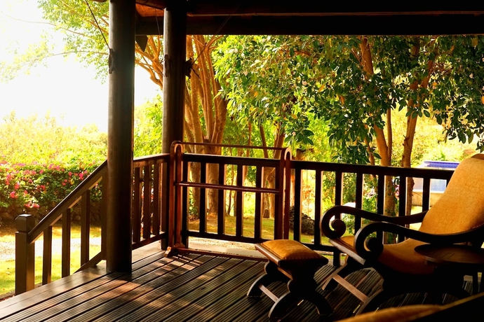 Imagen de la habitación del Hotel Samawa Seaside Resort. Foto 17