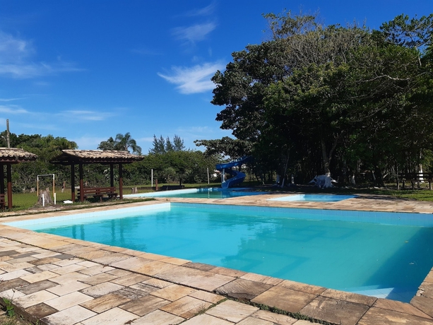 Imagen de la piscina del Hotel Sambur&aacute; Chalets. Foto 17