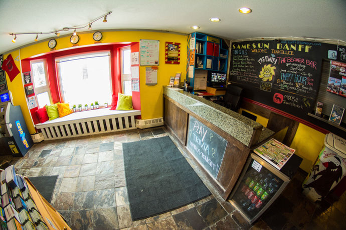 Imagen de los interiores del Hotel Samesun Banff - Hostel. Foto 10