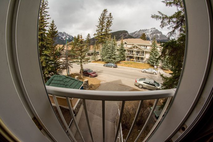 Imagen de los exteriores del Hotel Samesun Banff - Hostel. Foto 7