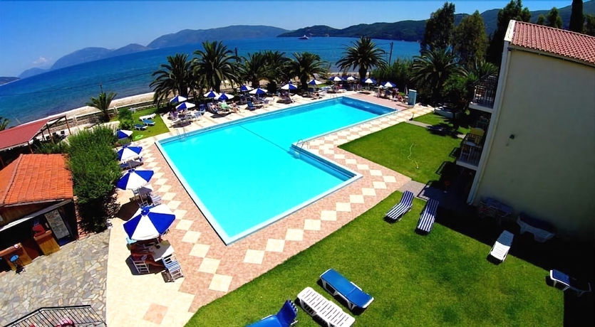Imagen de la piscina del Hotel Sami Beach. Foto 18