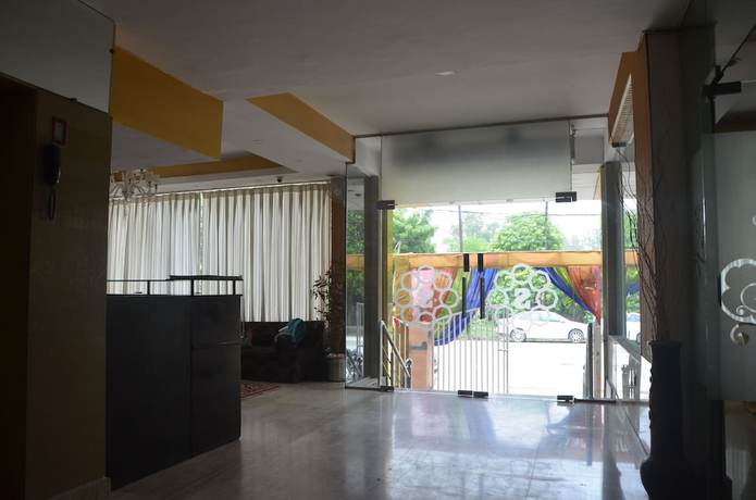 Imagen de los interiores del Hotel Samrat Kaushambi. Foto 16