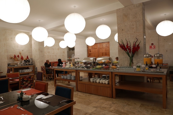 Imagen del bar/restaurante del Hotel San Agustin Posada Del Monasterio. Foto 2