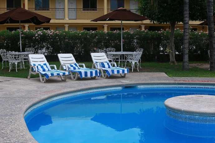 Imagen de la piscina del Hotel San Angel. Foto 17