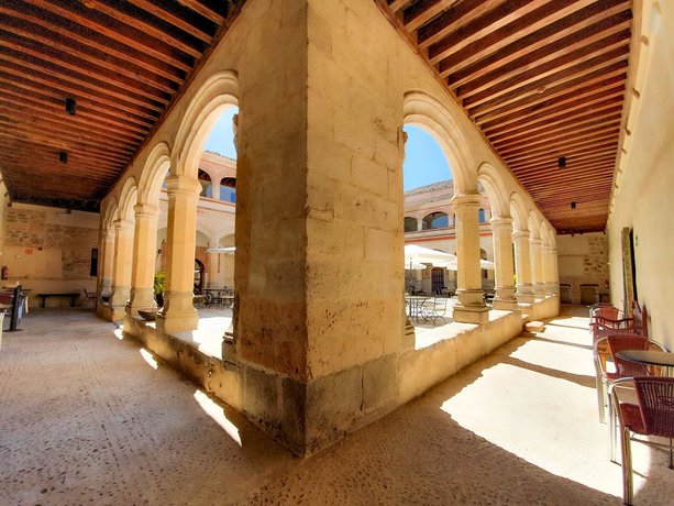 Imagen de los interiores del Hotel San Antonio El Real. Foto 8