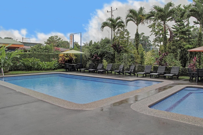 Imagen de la piscina del Hotel San Bosco Inn. Foto 15